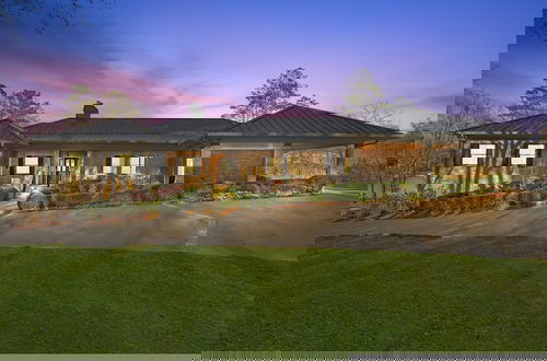Foto 1 - 7BR Lakefront Haven Pool Hot Tub Gated 4acres