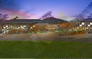 Foto 1 - 7BR Lakefront Haven Pool Hot Tub Gated 4acres