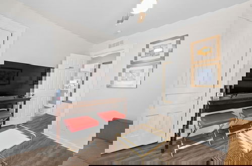 Foto 2 - Detroit Getaway: 2-bedroom Apartment for 7 & Wifi