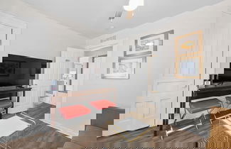 Foto 2 - Detroit Getaway: 2-bedroom Apartment for 7 & Wifi
