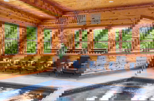 Foto 2 - Smoky Ridge by Avantstay Renovated Cabin w/ Indoor Pool Game Room + Theater