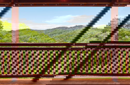 Foto 46 - Smoky Ridge by Avantstay Renovated Cabin w/ Indoor Pool Game Room + Theater