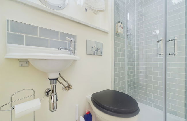 Seaside Cottage Retreat in Leigh-on-sea - Photo 12