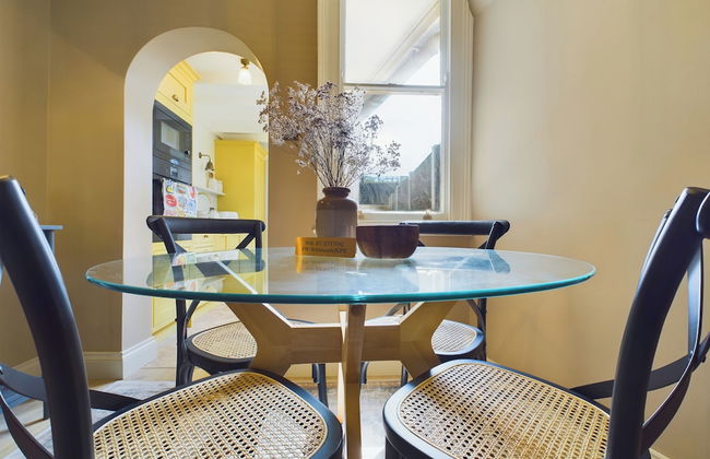 Seaside Cottage Retreat in Leigh-on-sea - Photo 13