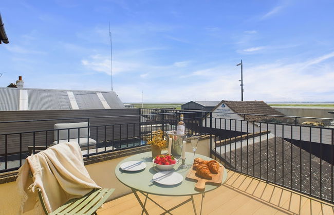 Seaside Cottage Retreat in Leigh-on-sea - Photo 1