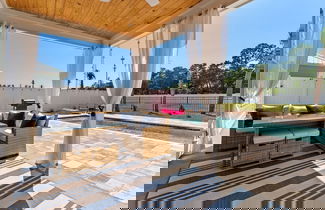 Foto 1 - Chic Shack by Avantstay Private Pool Walk to Beach Sleeps 20