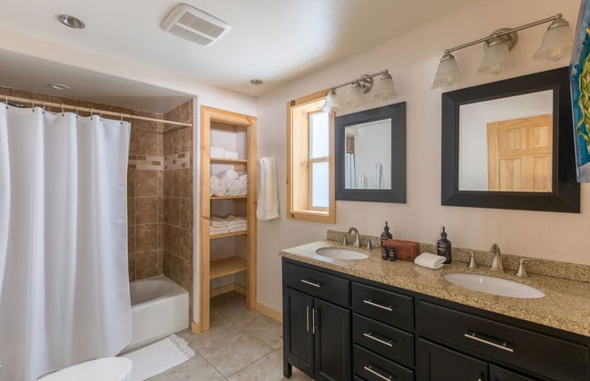 Sweet Pine by Avantstay Cozy Character Cottage in Tahoma - Foto 24