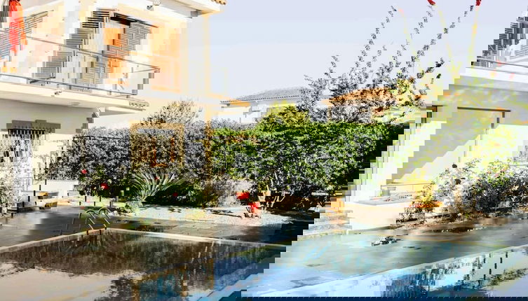 Foto 1 - Villa for 9 Guests, Pool, Parking, Walk to Beach