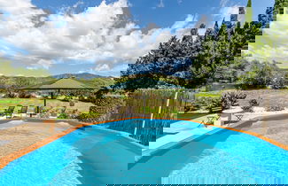 Foto 1 - Private Villa With Inviting Space