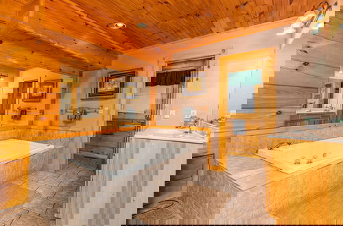 Foto 18 - Dog Friendly Secluded Cabin W Hot-tub Sleeps 12