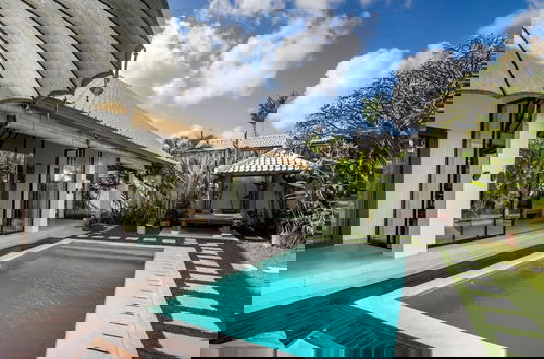 Foto 28 - Villa Moju by Alfred in Bali - Tropical 3BR Escape w Private Pool Lush Garden in Bumbak Canggu
