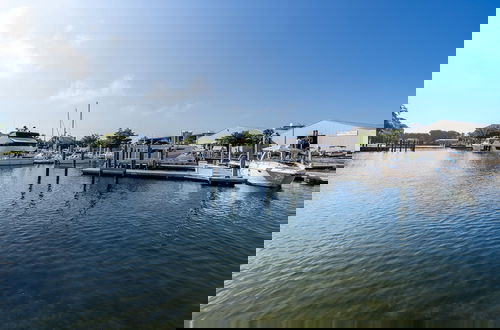 Foto 37 - Palm Harbor Penthouse With Marina Views 2 Bedroom Condo by RedAwning
