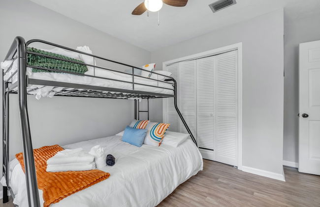 Hudson Manor 4 Bedroom Home by RedAwning - Photo 12