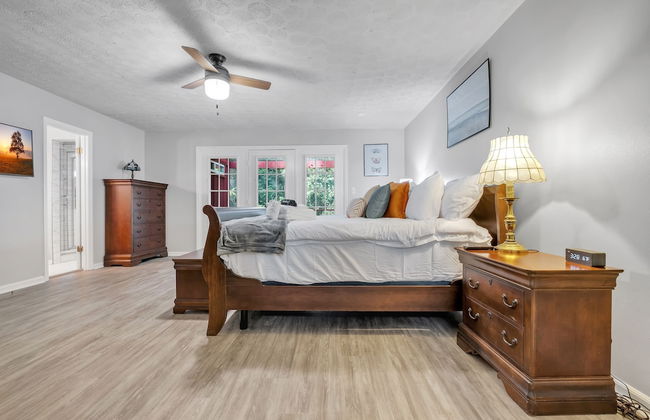 Hudson Manor 4 Bedroom Home by RedAwning - Photo 4