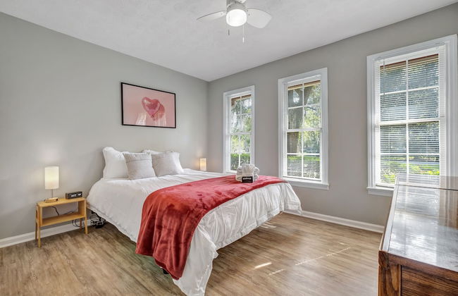 Hudson Manor 4 Bedroom Home by RedAwning - Photo 9