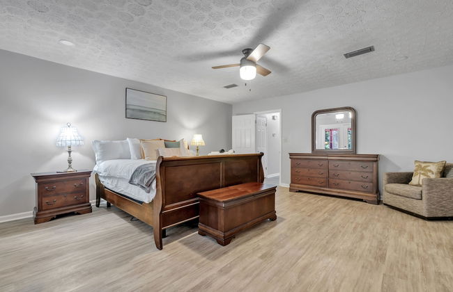 Hudson Manor 4 Bedroom Home by RedAwning - Photo 3