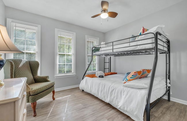 Hudson Manor 4 Bedroom Home by RedAwning - Photo 11