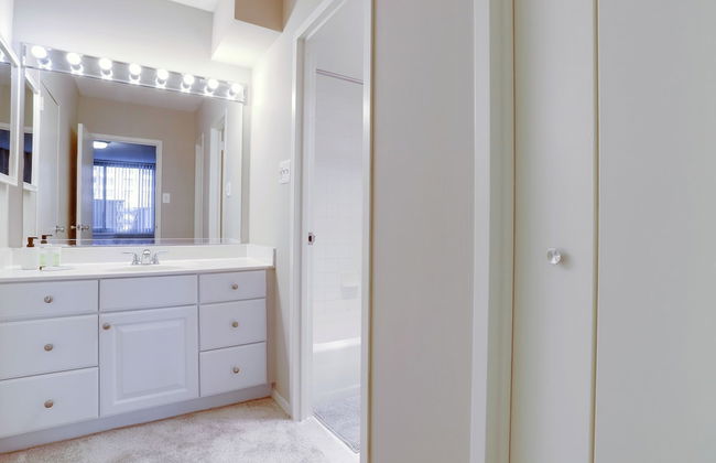 Fantastic 2BR Condo with Gym - Foto 31