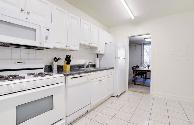 Fantastic 2BR Condo with Gym - Foto 16