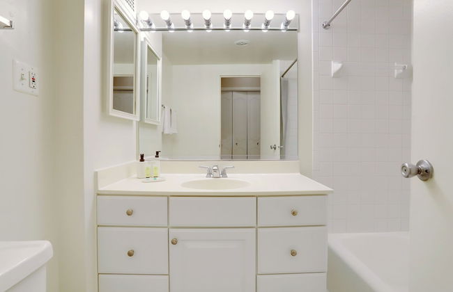 Fantastic 2BR Condo with Gym - Foto 35