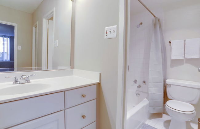 Fantastic 2BR Condo with Gym - Foto 32