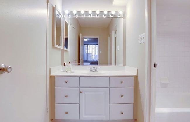 Fantastic 2BR Condo with Gym - Foto 33