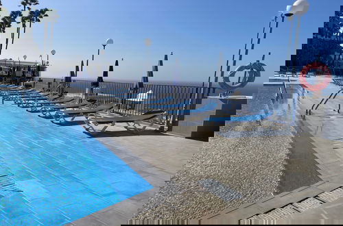 Foto 15 - Sunny Modern Apartment - Sea View and Beach Access