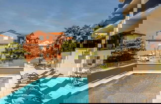 Foto 1 - Modern Home With Balcony and Swimming Pool