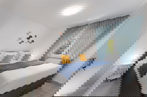 Foto 2 - Modern Home With Swimming Pool and sea View
