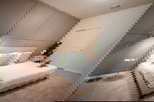 Foto 13 - Stunning 10 Bed Home With Themed Rooms Pool