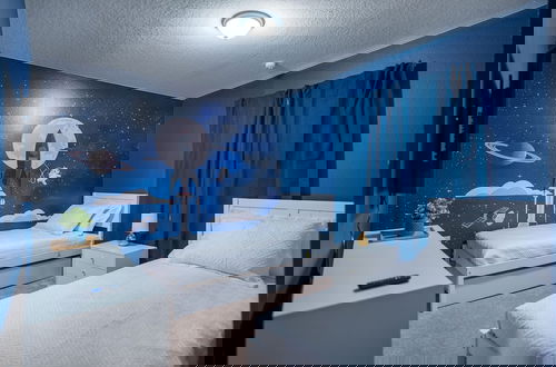 Foto 35 - Stunning 10 Bed Home With Themed Rooms Pool