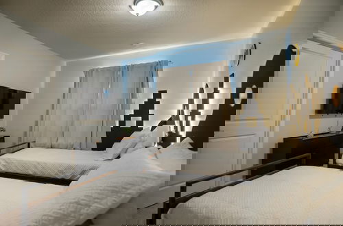 Foto 27 - Stunning 10 Bed Home With Themed Rooms Pool
