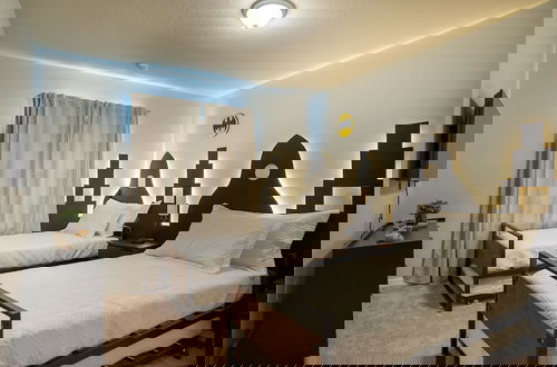 Foto 25 - Stunning 10 Bed Home With Themed Rooms Pool