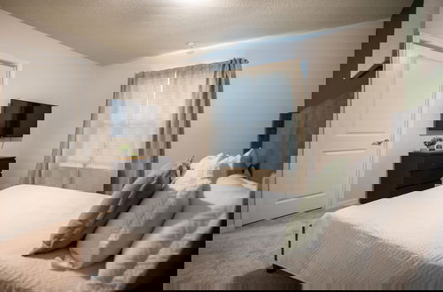 Foto 43 - Stunning 10 Bed Home With Themed Rooms Pool