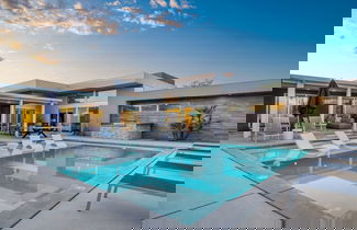 Foto 1 - Polo Villa 1 by Avantstay Features Expansive Putting Green Pool Spa Outdoor Firepit 260-322 5 Bedrooms