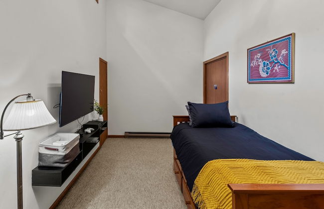 Harmony Ridge by Avantstay Large Deck w Hot Tub Forest Views - Photo 33