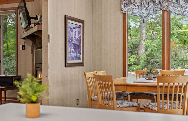 Harmony Ridge by Avantstay Large Deck w Hot Tub Forest Views - Photo 19