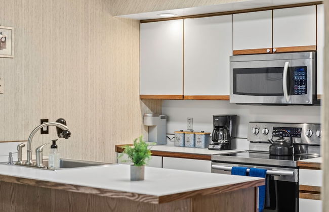 Harmony Ridge by Avantstay Large Deck w Hot Tub Forest Views - Photo 15