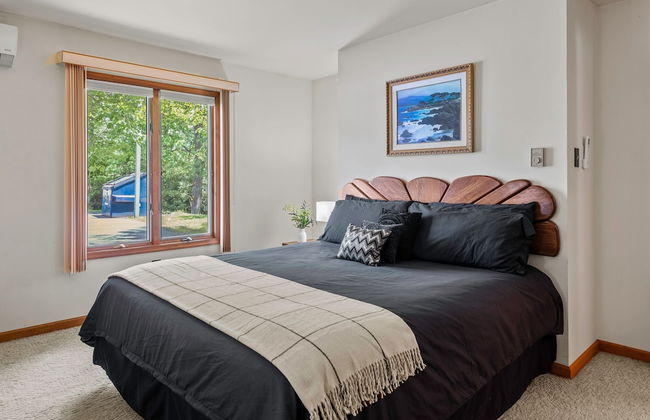 Harmony Ridge by Avantstay Large Deck w Hot Tub Forest Views - Photo 22