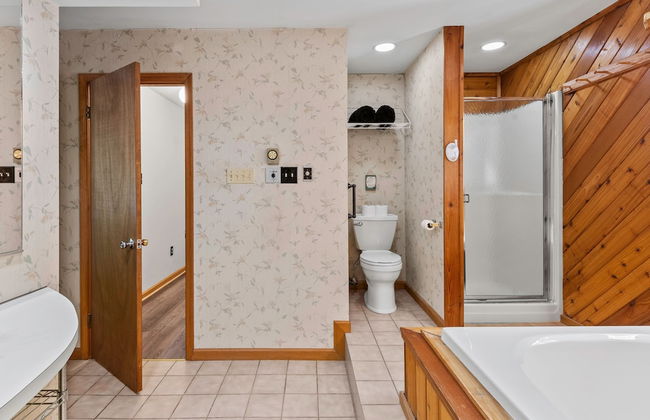 Harmony Ridge by Avantstay Large Deck w Hot Tub Forest Views - Photo 25