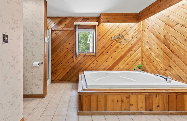 Harmony Ridge by Avantstay Large Deck w Hot Tub Forest Views - Photo 21