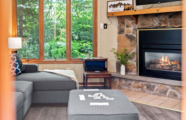 Harmony Ridge by Avantstay Large Deck w Hot Tub Forest Views - Photo 7