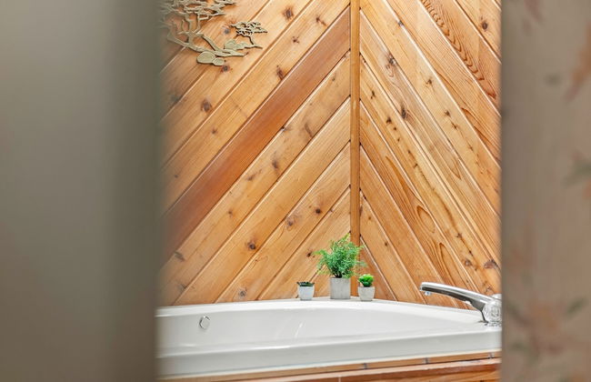 Harmony Ridge by Avantstay Large Deck w Hot Tub Forest Views - Photo 20