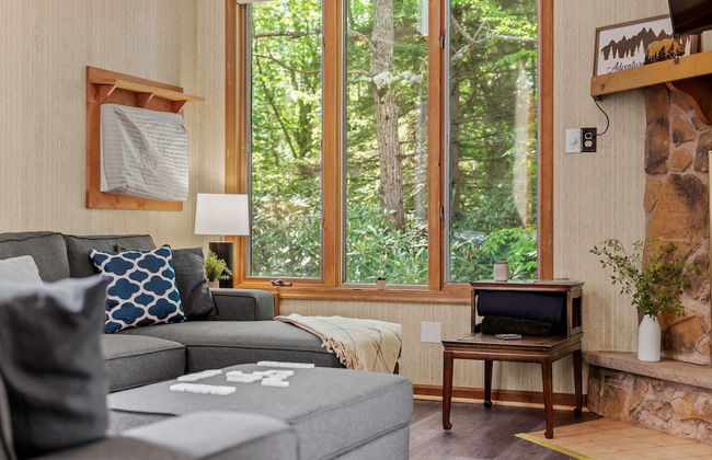 Harmony Ridge by Avantstay Large Deck w Hot Tub Forest Views - Photo 9