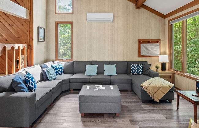 Harmony Ridge by Avantstay Large Deck w Hot Tub Forest Views - Photo 5