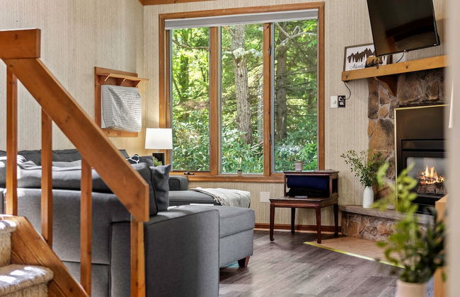 Harmony Ridge by Avantstay Large Deck w Hot Tub Forest Views - Photo 12