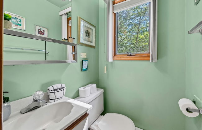 Harmony Ridge by Avantstay Large Deck w Hot Tub Forest Views - Photo 37