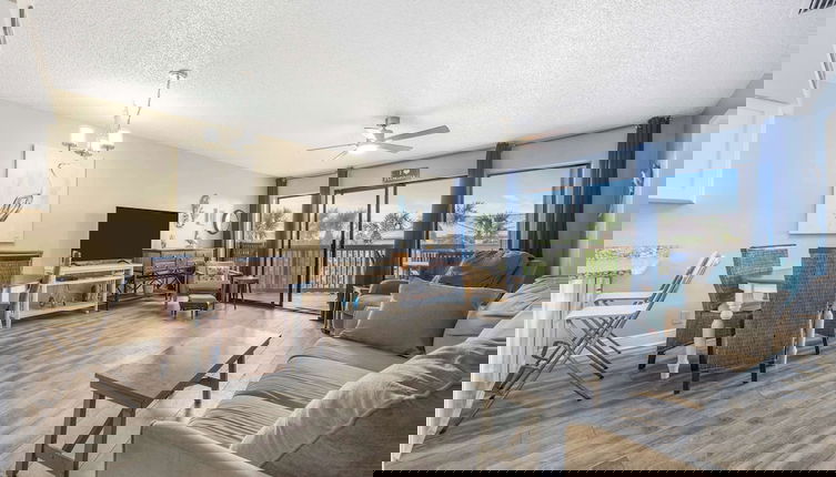 Foto 1 - Treetop Beach Condo Sleeps 7!
