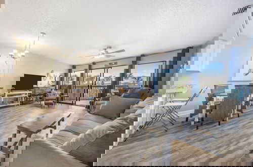 Foto 1 - Treetop Beach Condo Sleeps 7!