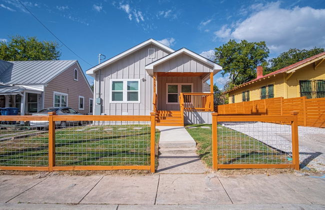 Lovely & Charming 4br/2.5ba Near Downtown's Prime - Photo 1